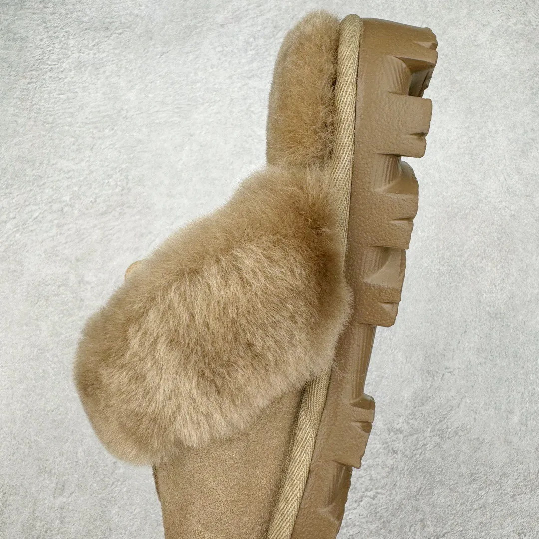 Pick up locally 💰 400 UGG slippers 5125 Star drag autumn and winter sheep fur integrated snow boots. All shoes are made from the same factory as ZP. Longfeng A-grade Australian imported sheep fur integrated brand OEM production line fully follows the ZP process flow. OEM original pattern maker adheres to the principle of no original shoes and no development selection. Pay attention to every detail. The most authentic version on the market TREADLITE "Light Wing" technology outsole Lightweight/durable/flexible/pile size: 35 36 37 38 39 40 Coding: by2936040